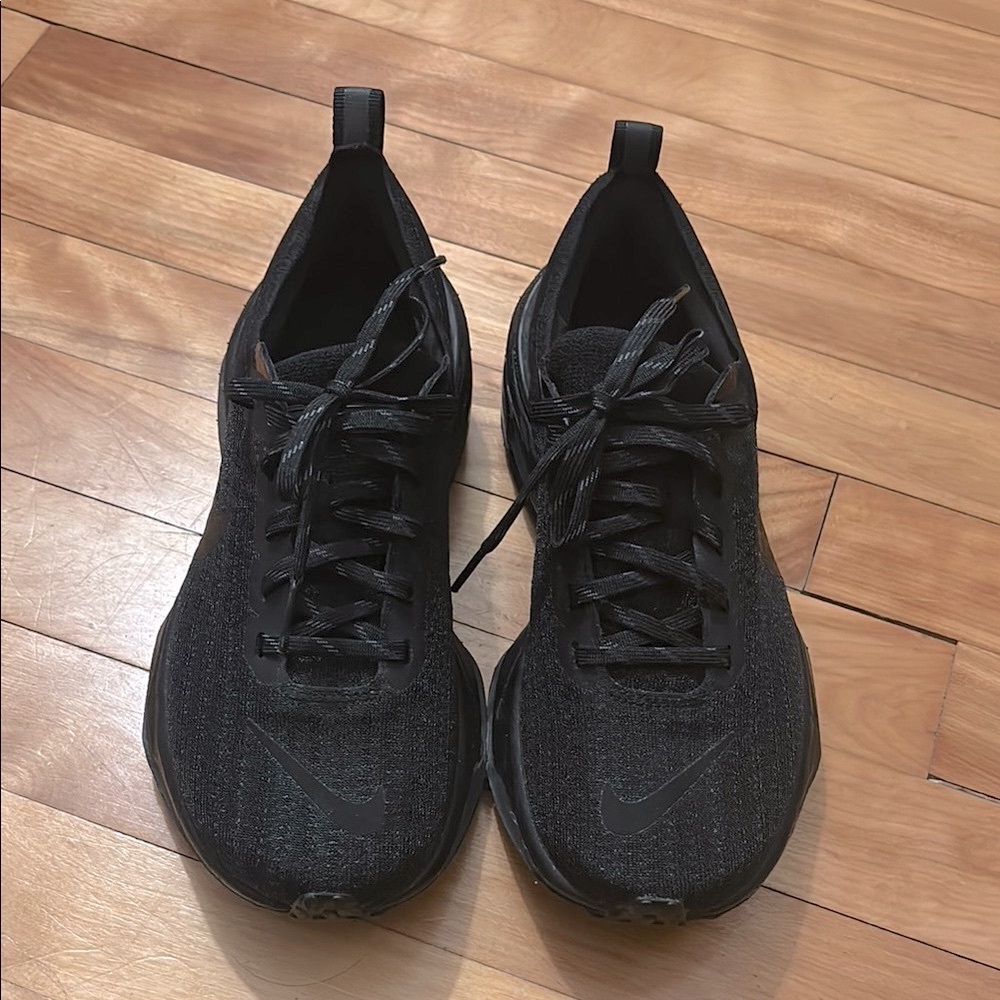 👟NWOT Women’s Nike Black Running Shoes